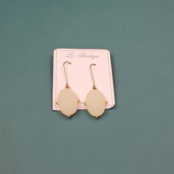 Le Boutique, NWT, light cream rough agate dangle S hook earrings - Picture 8 of 10